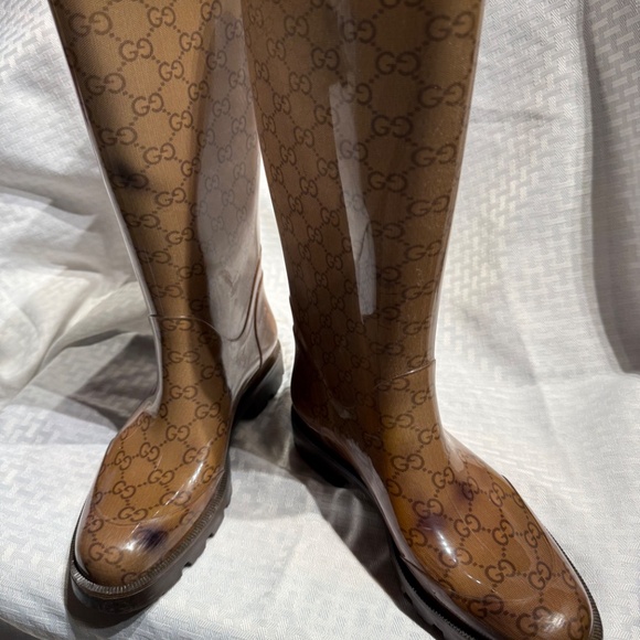 GUCCI MONOGRAM EDINBURGH RUBBER RAIN BOOTS TRANSPARENT COCOA - Picture 2 of 4